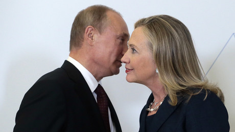 Vladimir Poutine rencontre Hillary Clinton, alors Secrétaire d'Etat, lors d'un sommet à Vladivostok en 2012 (image d'illustration).