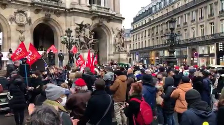 «La culture est en danger» : rassemblement contre la politique du gouvernement à Paris