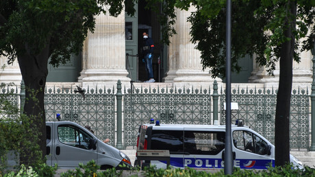 La police devant le palais de justice de Nîmes, le 12 juin 2020 (image d'illustration)