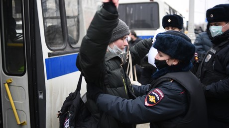 Une policière interpelle un participant à une manifestation non autorisée en soutien à Alexeï Navalny, le 23 janvier à Moscou.
