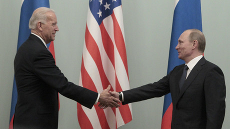 Joe Biden, alors vice-président américain et Vladimir Poutine, alors Premier ministre lors d'une rencontre à Moscou en 2011.