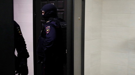 Policiers lors de la perquisition du domicile moscovite d'Alexeï Navalny le 27 janvier (image d'illustration).