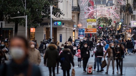 Passants dans les rues de Nantes en décembre (image d'illustration).
