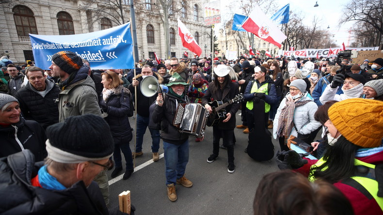 10 000 personnes rassemblées en Autriche contre le couvre-feu et le confinement