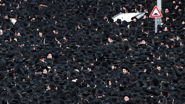 Confinement ? La police disperse un énorme attroupement pour les funérailles d'un rabbin en Israël