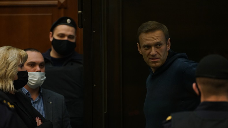 Russie : la peine avec sursis d'Alexeï Navalny transformée en prison ferme