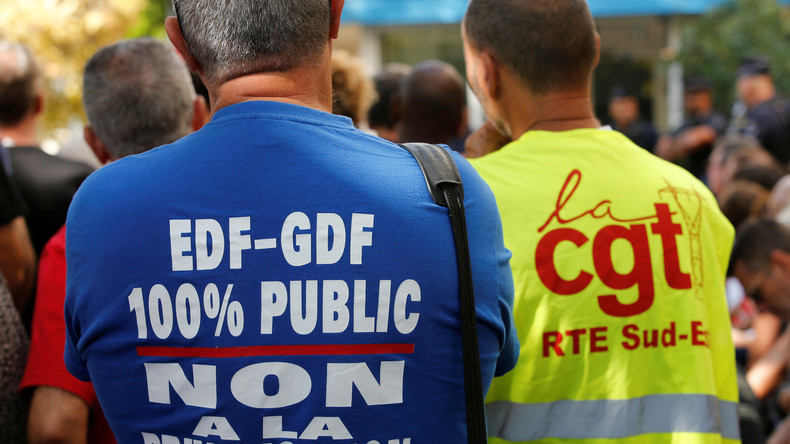 Agents EDF et députés manifestent devant l'Assemblée nationale contre le projet «Hercule»