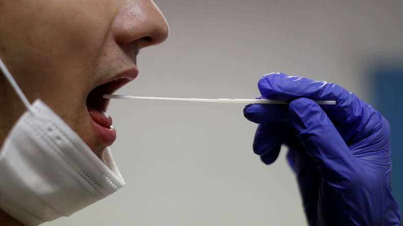 Covid-19 : bientôt des tests salivaires dans les écoles et les universités