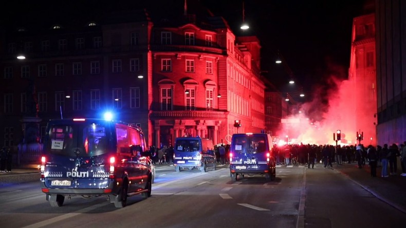 Des centaines de personnes manifestent contre le passeport vaccinal et les restrictions au Danemark