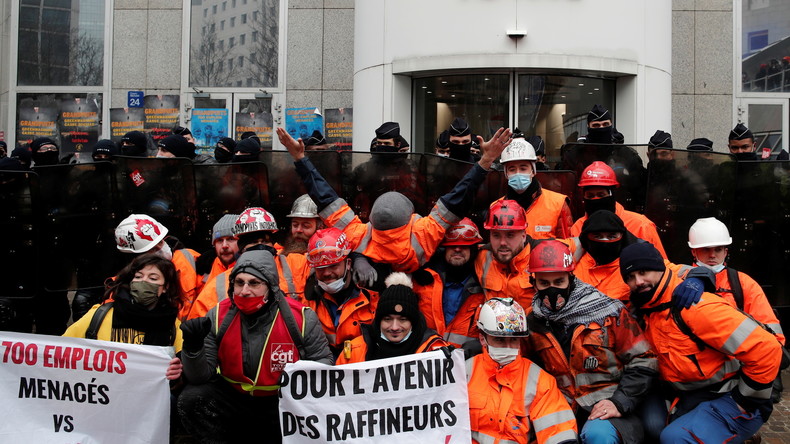 Paris : des tensions entre raffineurs et forces de l'ordre devant la tour Total de La Défense