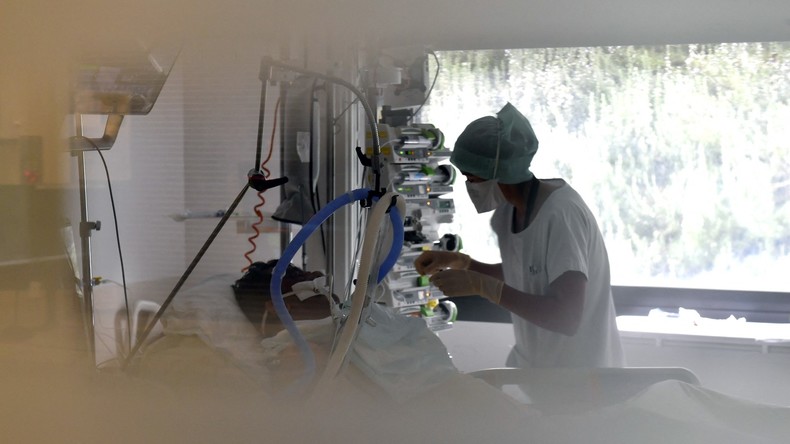 Covid-19 : des syndicats de médecins appellent à doubler le nombre de lits de réanimation