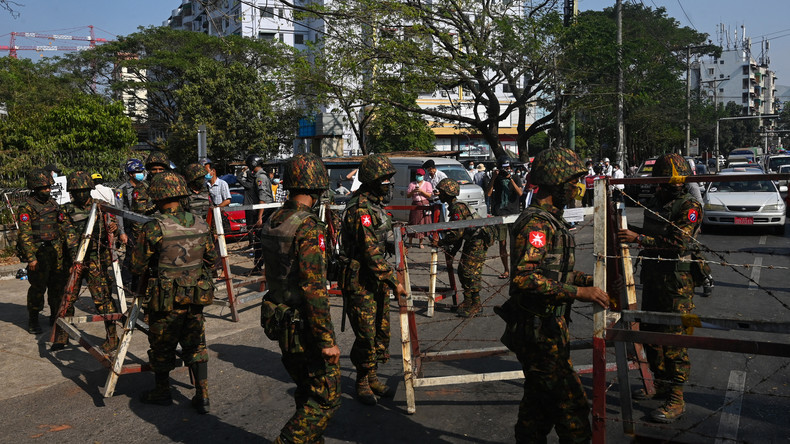 De violents affrontements entre l'armée et des manifestants anti-coup d'Etat en Birmanie