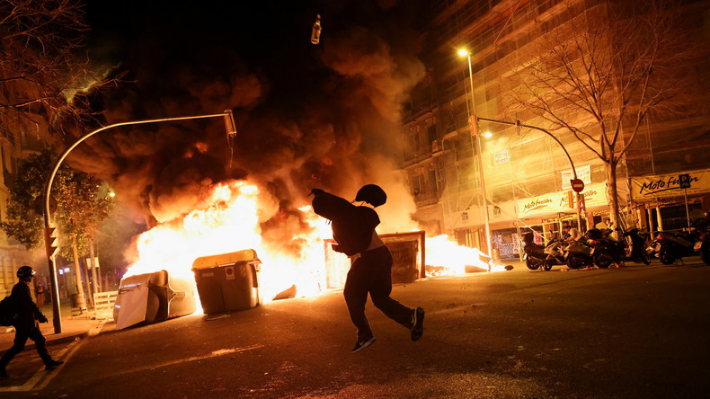 Espagne : troisième nuit de manifestations violentes après l'incarcération du rappeur Pablo Hasél