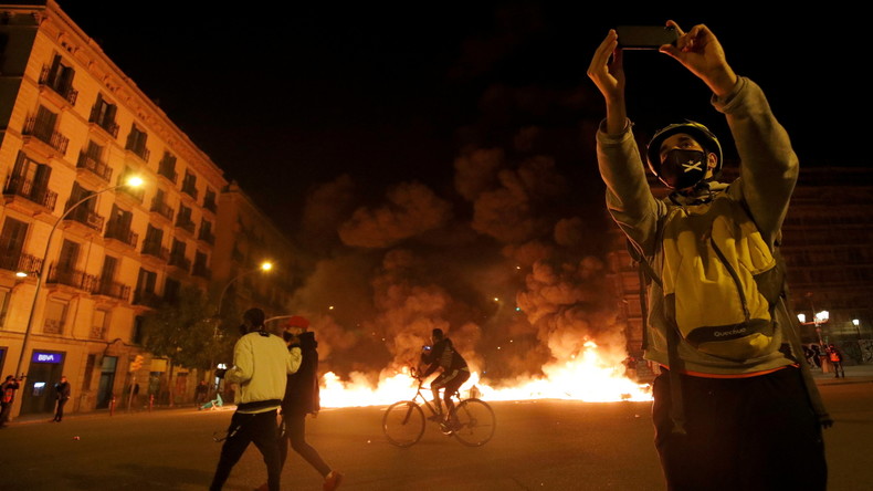 Espagne : quatrième nuit de manifestations violentes après l'incarcération du rappeur Pablo Hasél