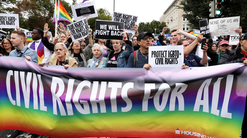 L'administration Biden laisse entendre qu'elle ajoutera le genre «X» aux documents officiels