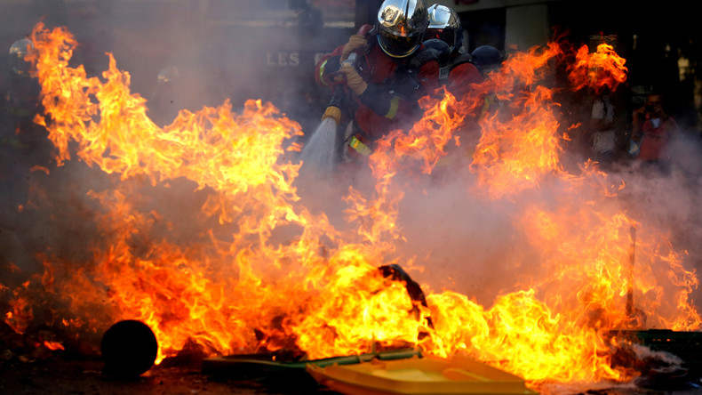 Un impressionnant incendie frappe un entrepôt en Seine-Saint-Denis