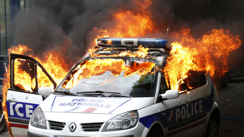 Une voiture de police incendiée à Mulhouse, deux individus interpellés (VIDEO)