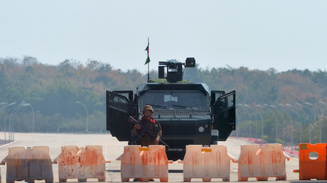 Barrage militaire sur la route qui mène au parlement birman à Naypyidaw le 1 février 2021.