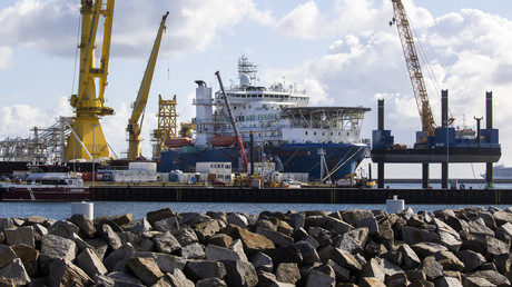 Le navire russe de pose de canalisations Akademik Tchersky aperçu dans le port de Mukran dans le nord-est de l'Allemagne, le 7 septembre 2020.