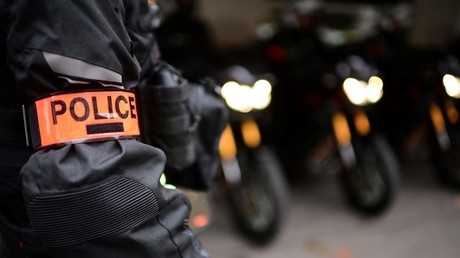 Policier portant un brassard (image d'illustration).