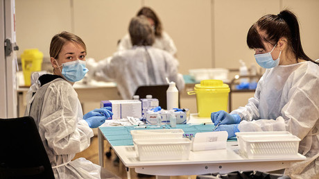 Une équipe médicale prépare des doses du vaccin de Pfizer-BioNTech à Copenhague le 23 janvier 2021 (image d'illustration).