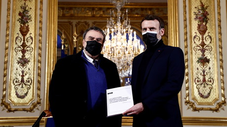 L'historien Benjamin Stora remettant à Emmanuel Macron son rapport sur la colonisation et la guerre d'Algérie, au palais de l'Elysée à Paris, le 20 janvier 2021.
