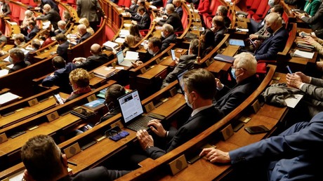 «Suicide du Parlement» : la prolongation de l'état d'urgence sanitaire critiquée par l'opposition