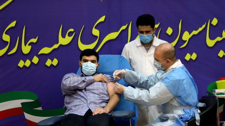 Parsa Namaki, le fils du ministre iranien de la Santé Saeed Namaki a reçu la première dose du vaccin russe.