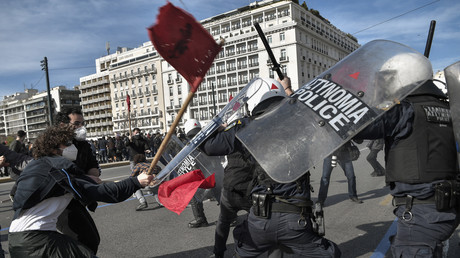 Grèce : des incidents éclatent entre des étudiants et des policiers devant le Parlement