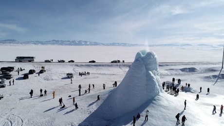 Kazakhstan : un «volcan» de glace de 14 mètres sculpté par la nature