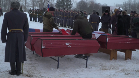 Des grognards napoléoniens et des soldats du tsar inhumés avec les honneurs en Russie (VIDEO)