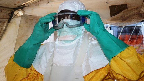 Un médecin équipé de protections afin de soigner des malades atteints du virus Ebola à Conakry (Guinée), le 28 juin 2014 (image d'illustration).
