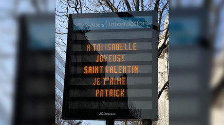 Patrick Balkany dit «je t'aime» à sa femme Isabelle via le système d'affichage de Levallois-Perret