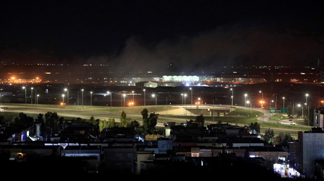 Un panache de fumée émane de l'aéroport de la ville irakienne d'Erbil après un tir de roquette, le 15 février 2021.