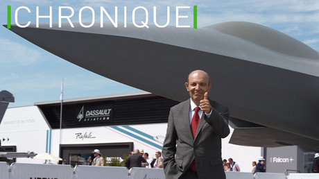 Le Président-directeur général de Dassault Aviation Eric Trappier pose devant la maquette du Système de combat aérien futur (SCAF), au salon du Bourget à Paris en 2019 (image d'illustration).