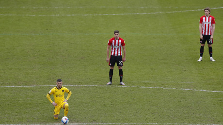 Les joueurs de Brentford restent debout lors de leur match contre Barnsley, le 14 février 2021.
