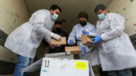 À Gaza, le 17 février, plusieurs palestiniens jettent un premier coup d'œil aux vaccins contre le Covid-19 fournis par les autorités russes, venant tout juste d'arriver.