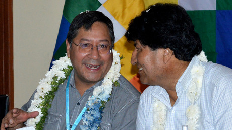 Le président bolivien Luis Arce (à gauche) et l'ancien président Evo Morales lors d'une réunion du parti au pouvoir, le Mouvement pour le socialisme (MAS), à Quillacollo, département de Cochabamba, en Bolivie, le 21 novembre 2020. (illustration)