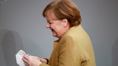 Le moment où Angela Merkel réalise qu'elle a oublié son masque au perchoir du Bundestag...