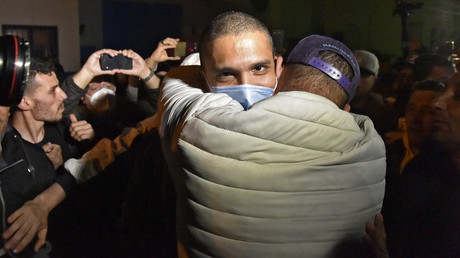 Le journaliste algérien Khaled Drareni à sa sortie de prison, le 19 février 2021 à Alger.