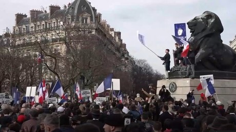 Manifestation contre la dissolution de Génération identitaire et rassemblement antifasciste à Paris
