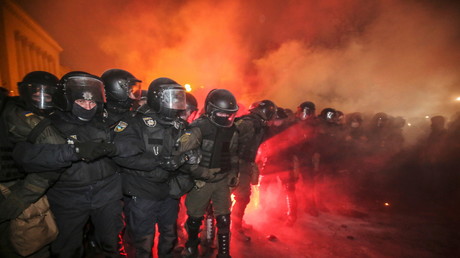 Ukraine : affrontements entre la police et des ultra-nationalistes près de la résidence du président