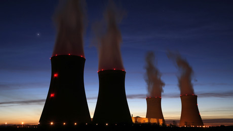 Vapeur s’échappant des cheminées de refroidissement de la centrale nucléaire EDF de Dampierre- en-Burly, (centre de la France) entrée en service en mars 1980 et photographiée en mars 2015 (illustration).