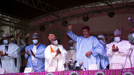 Le candidat du parti au pouvoir au Niger, Mohamed Bazoum, salue ses partisans après avoir été déclaré vainqueur de l'élection présidentielle à Niamey (Niger), le 23 février (image d'illustration).