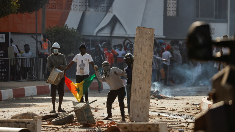 Emeutes, présidence barricadée et médias suspendus : le Sénégal sous très haute tension
