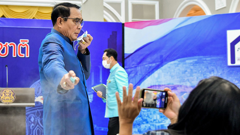 Thaïlande : le Premier ministre asperge des journalistes avec du désinfectant