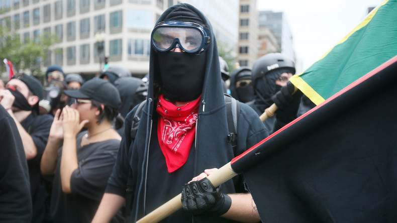 Portland : des heurts éclatent entre manifestants antifas et forces de l'ordre