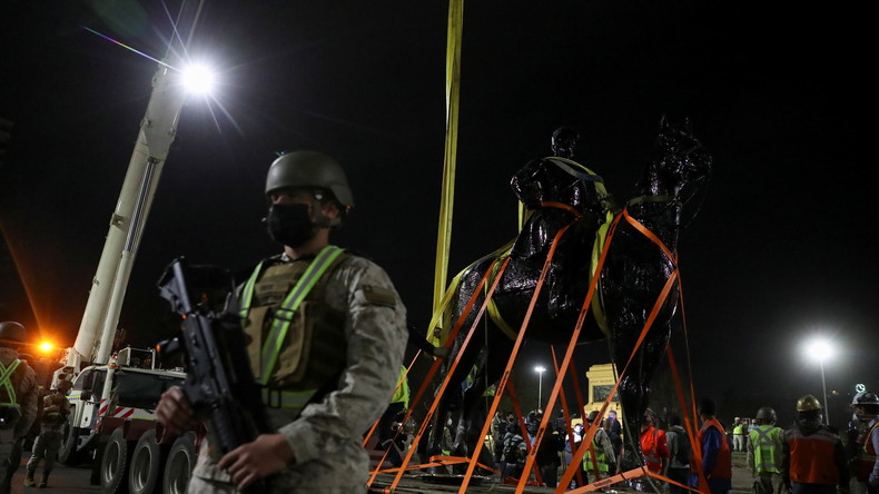 Au Chili, de violents affrontements entre police et manifestants autour d'une statue