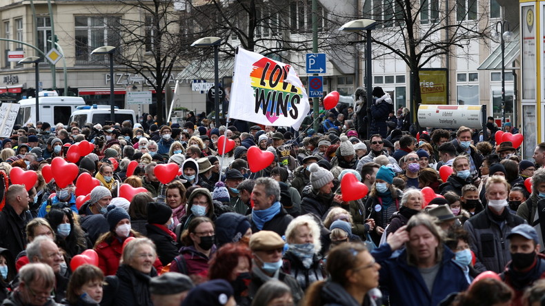 Covid-19 : des milliers d'Allemands manifestent contre les restrictions sanitaires
