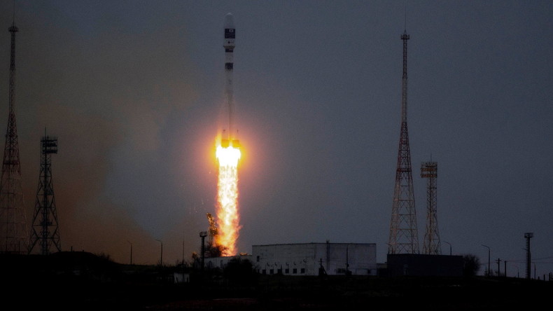 En images : la Russie lance une fusée Soyouz qui doit mettre sur orbite des satellites de 18 pays